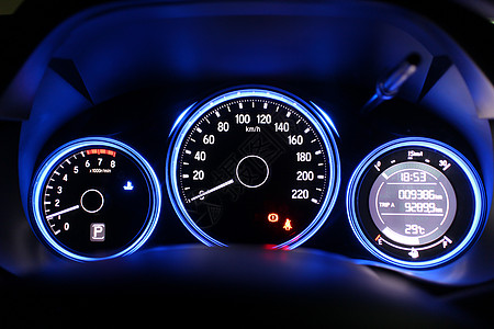 夜间时间特写汽车仪表板展示保险摄氏度指标被保险人数字灯泡控制板辉光驾驶图片