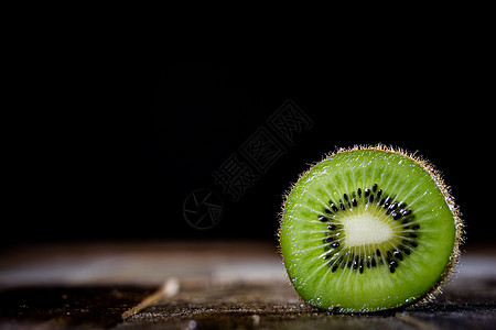 Kiwi在旧厨房的木制桌子上小吃食物水果情调营养异国饮食木头宏观奇异果图片