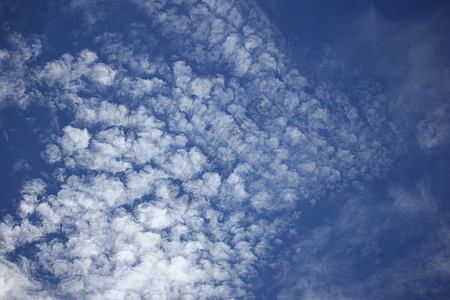 云盖 云在铁路赛季中起伏天空空气季节性云景蓝色季节天气气氛晴天日光图片