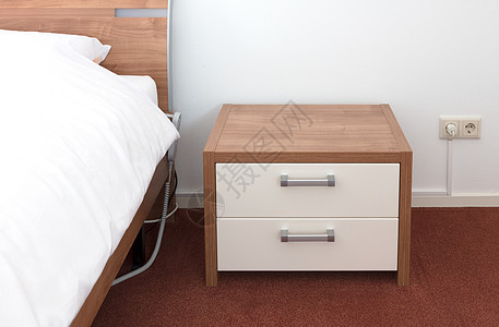 床头桌床铺和床垫桌床头棕色白色家具卧室褐色地面奢华房间插座背景