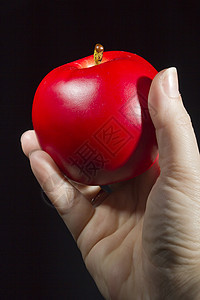 手握红苹果白色黑色营养食物红色水果图片