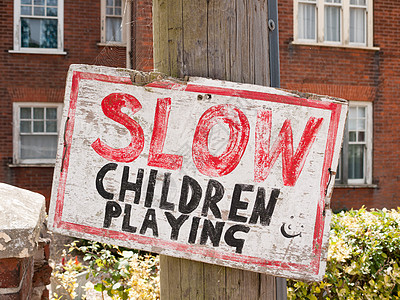 儿童交通工具附近减慢的手工手制标志牌图片