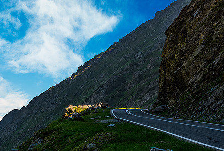 山坡边缘地带的公路旅行高度缠绕旅游环境爬坡上坡沥青风景速度图片