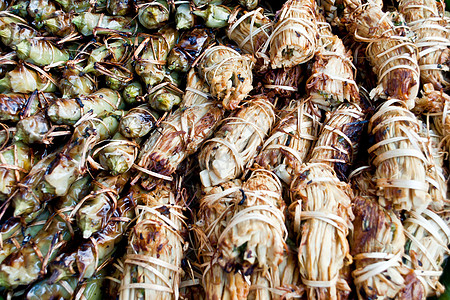 烤辣椒加猪肉和烤竹子芽 烧猪肉食物市场竹子热带叶子美食植物仪式宴会烹饪图片