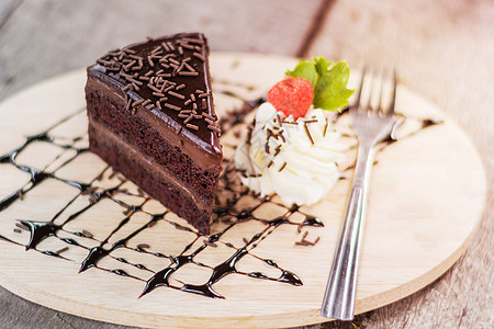 桌上有浆果的美味巧克力蛋糕特写 巧克力 C图片