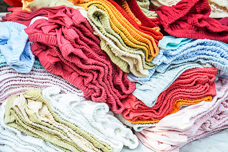 户外市场多彩布料 鲜色毛巾混合织物市场艺术袖子服饰纺织品团体衣服衣架身份图片