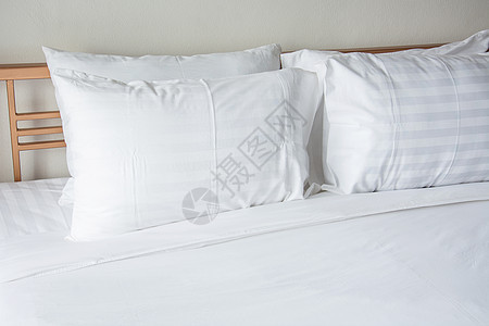 床上白枕头 卧室有白毯子图片