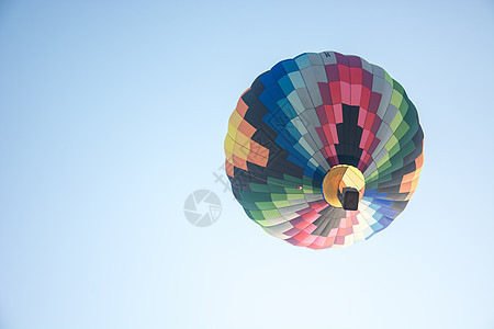 蓝色天空中热气球的多彩色彩旅游娱乐航班自由冒险晴天天线空气闲暇篮子图片