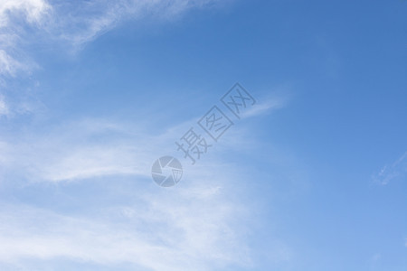 蓝色天空中的白毛云 作为背景气氛气象水分天气雨云阳光沉淀气候场景天际背景图片