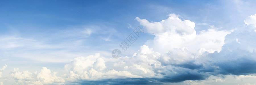 蓝色天空中的白毛云 作为背景水分雨云天气气氛场景云景气象环境阳光天蓝色图片