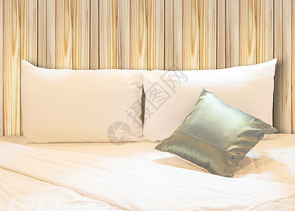 白白枕头和绿色枕头在床上 有皱纹的乱成一团风格奢华服务家庭纺织品亚麻家具装饰卧室房间图片