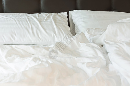 白枕头在床上 卧室里有皱纹的乱毯子f亚麻软垫棉被羽绒家庭纺织品情人床垫家具被子图片