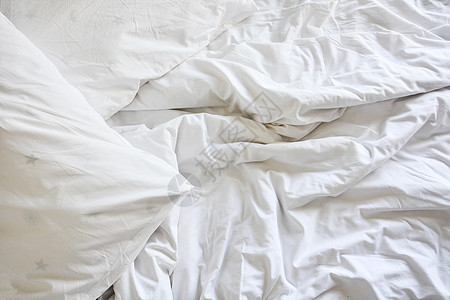 白枕头在床上 卧室有皱纹的脏乱毯子织物亚麻床单用品软垫枕套纺织品家庭装饰床垫图片