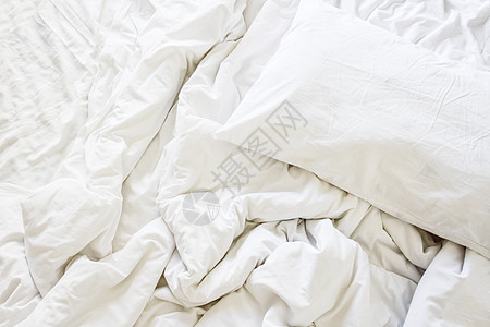 白枕头在床上 卧室有皱纹的脏乱毯子亚麻用品床单织物装饰床垫涟漪风格夫妻情人图片