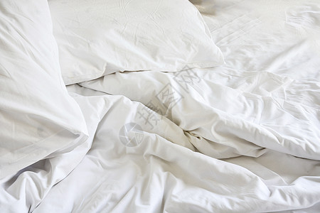 早上醒来后 卧室里皱纹的毛毯乱七八糟涟漪枕套床单丝绸装饰被子毯子床垫亚麻情人图片
