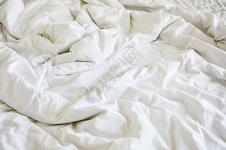 早上醒来后 卧室里皱纹的毛毯乱七八糟枕头亚麻床单涟漪织物丝绸夫妻纺织品家庭羽绒被图片