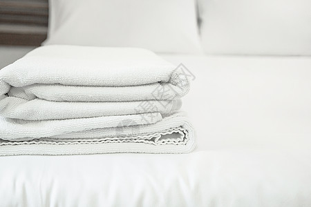 白色床垫布上的白毛巾 清晨柔软的光线织物装饰亚麻毯子软垫公寓羽绒被情人纺织品皱纹图片
