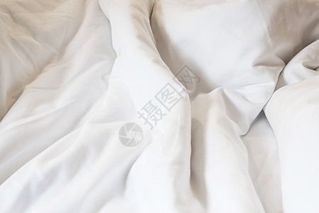 白枕头在床上 卧室里有皱纹的乱毯子f服务风格被子织物亚麻软垫棉被羽绒酒店装饰图片
