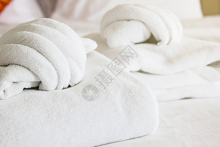白色床垫布上的白毛巾 清晨柔软的光线装饰羽绒被亚麻公寓被子棉被卧室家具枕头情人图片