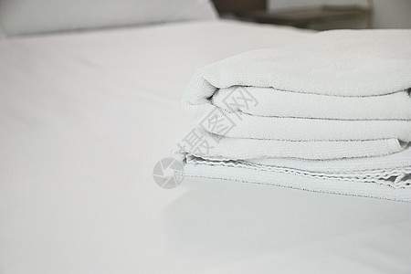 白色床垫布上的白毛巾 清晨柔软的光线家具唤醒情人公寓装饰软垫奢华纺织品床单被子图片