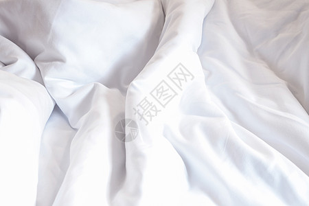 白枕头在床上 卧室里有皱纹的乱毯子f房间酒店装饰风格床垫床单情人羽绒纺织品棉被图片