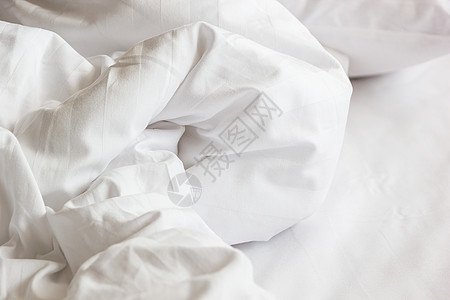 白枕头在床上 卧室里有皱纹的乱毯子f家庭羽绒床单家具亚麻服务织物床垫棉被情人图片