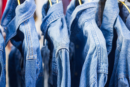 在市场上出售的牛仔裤衬衫特写牛仔裤夹克靛青纺织品风格纤维牛仔布裤子蓝色装饰按钮口袋图片