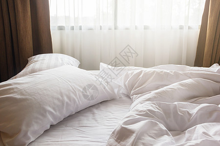 白色枕头和毯子 卧室床上有皱纹的乱七八糟图片