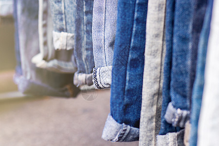 有很多不同的蓝色牛仔裤 有选择性的焦点市场陈列室衬衫衣架裙子衣柜服装零售店铺设计师图片