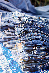 很多牛仔蓝牛仔裤的质地是经典的靛蓝时尚  C牛仔布棉布宏观国家靛青空白口袋纺织品纤维裤子图片