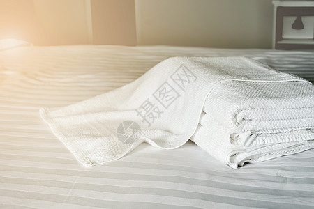 白色床垫布上的白毛巾 有柔软的轻光古董图片