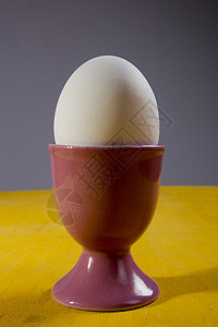 持有者中煮鸡蛋早餐烹饪母鸡生活杯子蛋壳食物棕色饮食桌子图片
