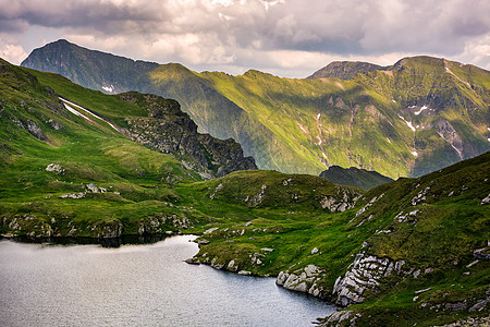 在山边有草的湖泊中晴天蓝色石头冰川镜子生态反射天气山坡爬坡图片