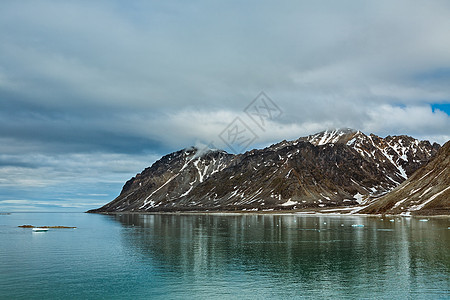 挪威斯瓦尔巴群岛的峡湾假期旅游天空旅行荒野冰川风景蓝色海岸图片