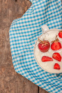 在一杯酸奶和新鲜草莓 蓝汤匙毛巾上厨房饮食奶油美食牛奶水果勺子营养杯子桌子图片