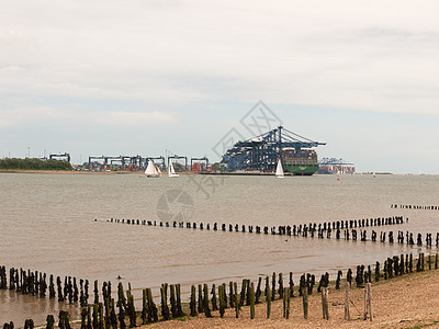 货船码头装载的蓝色海面结构起重机货运客船港口贸易大部分海岸线商品运输船运货物图片
