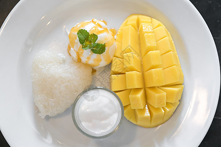 芒果加粘糊米饭坚果食物椰子甜点冰淇淋糯米托盘水果牛奶黄色图片