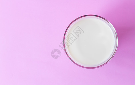 粉红背景 食物和狄氏剂的牛奶杯图片