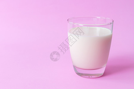 粉红色背景的热牛奶杯 食品和饮料 以换取血牛奶玻璃杯子运动液体水果甜点营养奶制品食物图片