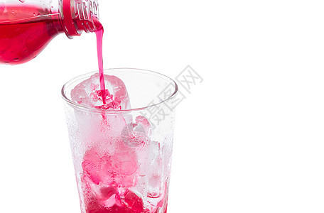 将红软饮料加草莓味的热水倒入图片