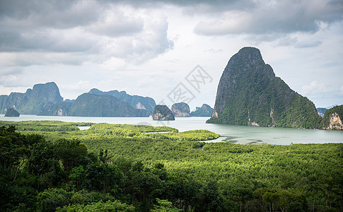 绿湾附近海内岛屿全景观海滩海洋天空灰色气氛阳光风景多云天气季节图片