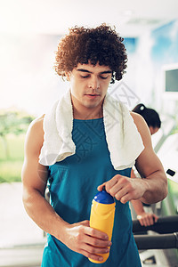 更新时间跑步毛巾健身房运动训练水壶肌肉生活方式运动员休息图片