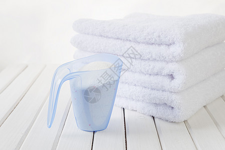 衡量杯中的毛巾和洗衣粉塑料量杯娱乐卫生木板浴室浴巾蓝色休息温泉图片