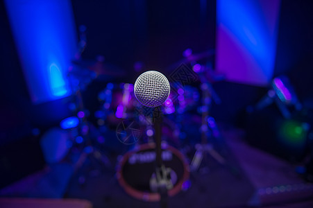 在礼堂背景下在舞台上播音的麦克风嗓音娱乐蓝色录音机工作室播送音乐会艺术卡拉ok居住图片