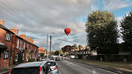 路对面的红气球图片