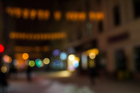 人们在老城的冬夜街道上移动 模糊不清交通运动场景夜生活人群购物生活旅行背景市中心图片