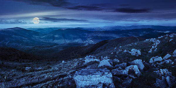 夜间在山顶的峡谷中旅游风景地面行星农村巨石石头蓝色边缘山坡图片