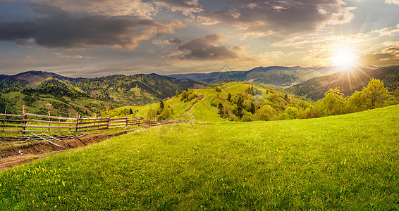 日落时山上山坡草原上的围栏季节阳光旅游耀斑栅栏风景薄雾农业场地拼贴画图片