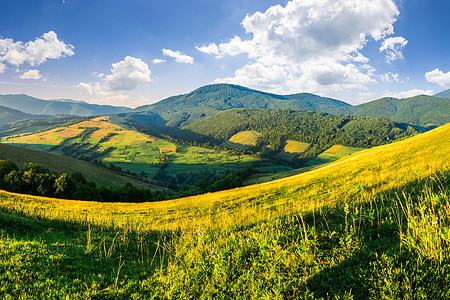 山区的农耕田草垛国家农业土地农村草地乡村天空风景绿色图片