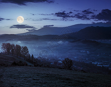 夜里秋山的村庄附近的草原天空森林星星山坡行星风景农业戏剧性衬套旅行图片